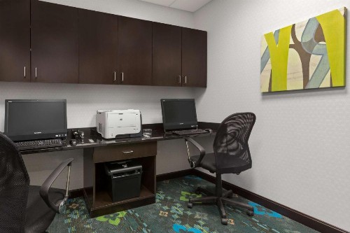 Hampton Inn Fairmont - image 29