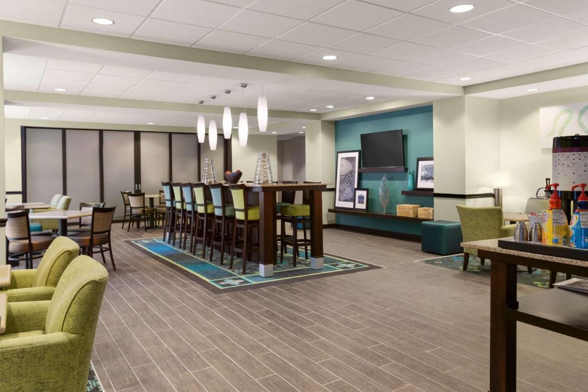 Hampton Inn Fairmont - image 5