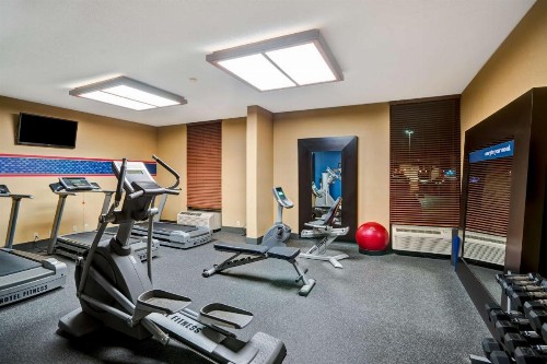 Hampton Inn Fairmont - image 7