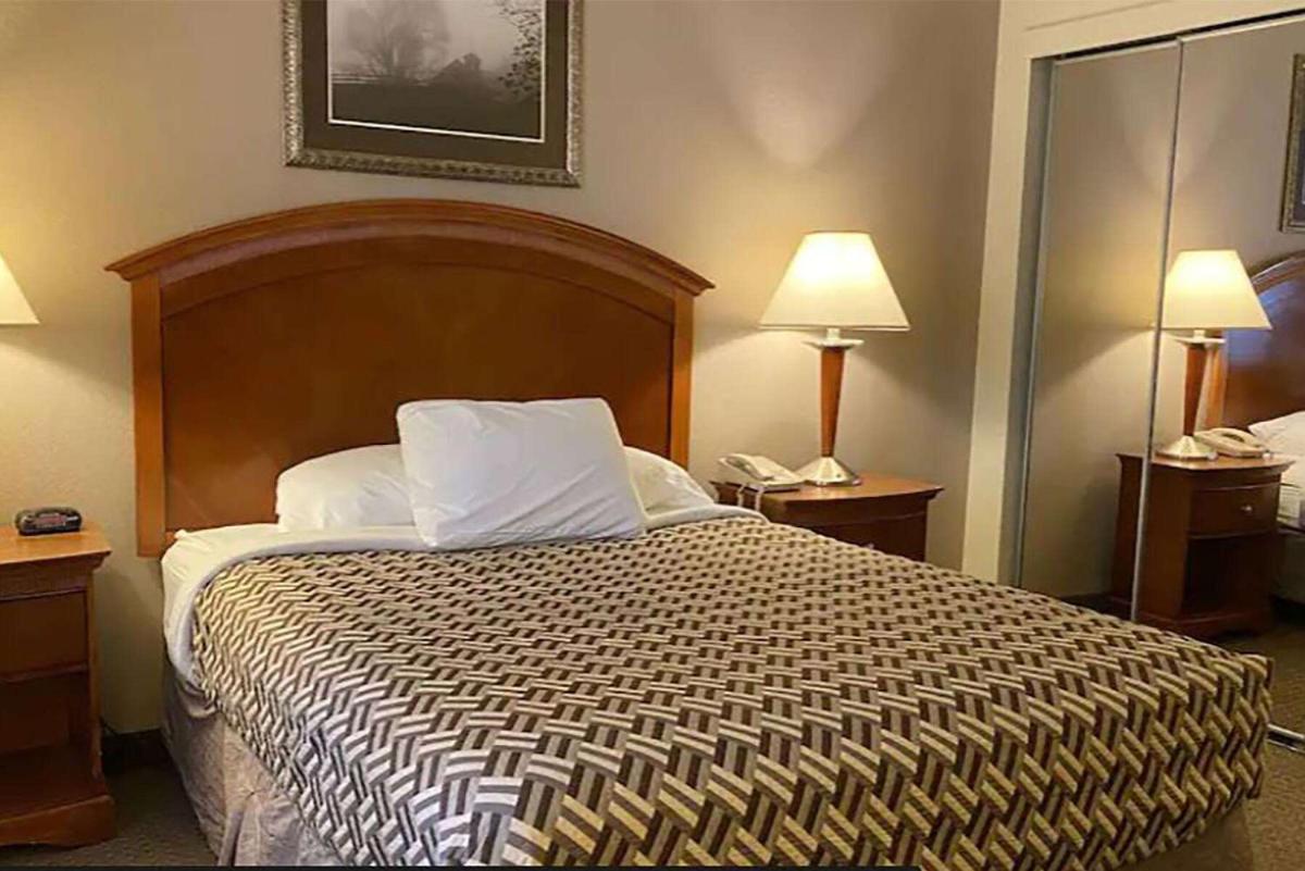 A Riverside Inn Travelodge by Wyndham - image 2