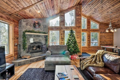 Stunning Luxury Mountain Getaway with Deck! - image 9