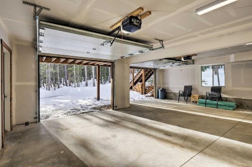 Stunning Luxury Mountain Getaway with Deck! - image 10