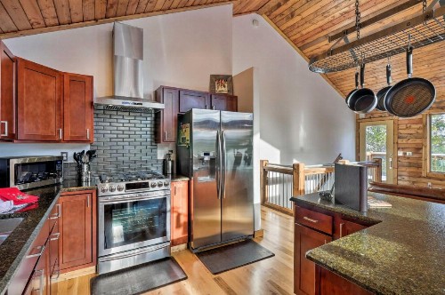 Stunning Luxury Mountain Getaway with Deck!