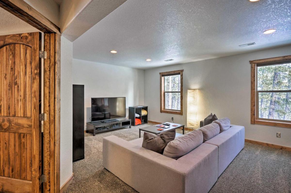 Stunning Luxury Mountain Getaway with Deck! - image 3
