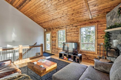 Stunning Luxury Mountain Getaway with Deck! - image 4