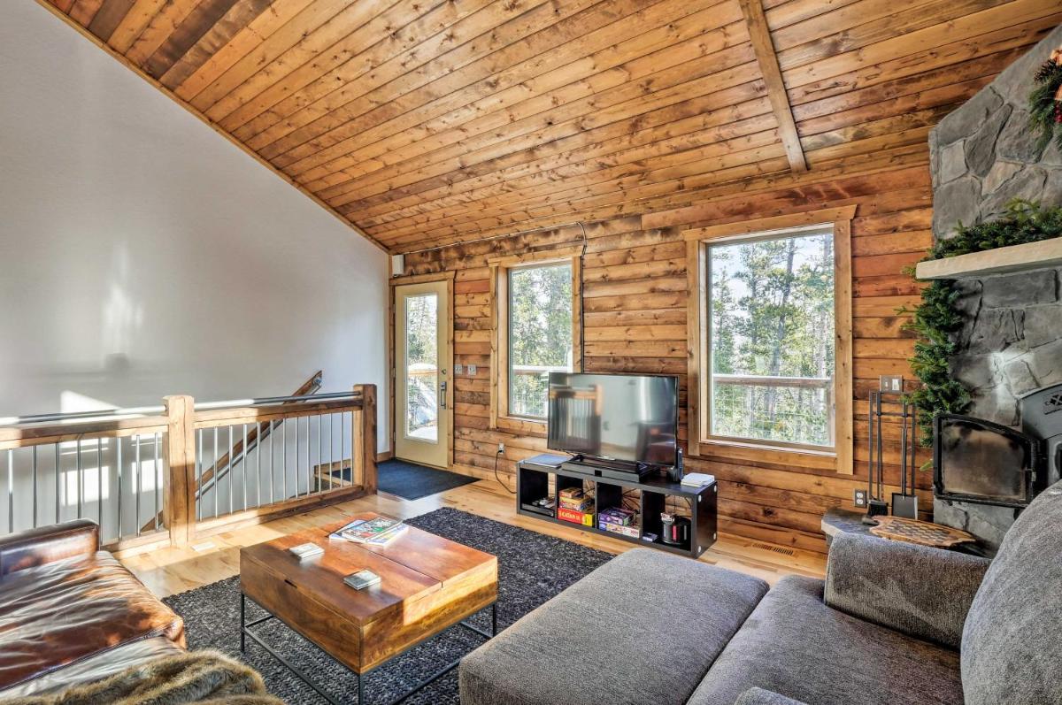 Stunning Luxury Mountain Getaway with Deck! - image 4