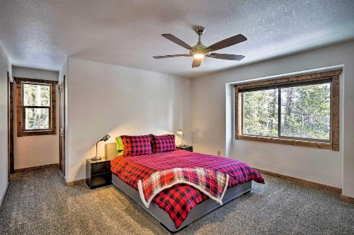 Stunning Luxury Mountain Getaway with Deck! - image 7