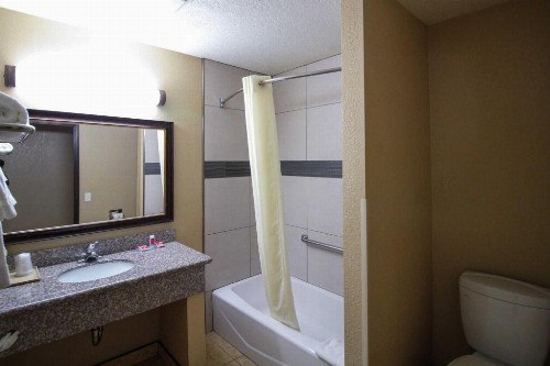 Econo Lodge Inn & Suites Fallbrook Downtown - image 26