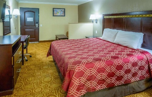 Econo Lodge Inn & Suites Fallbrook Downtown - image 28