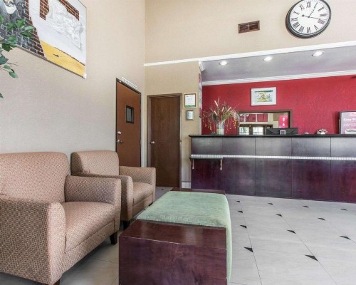 Econo Lodge Inn & Suites Fallbrook Downtown - image 3