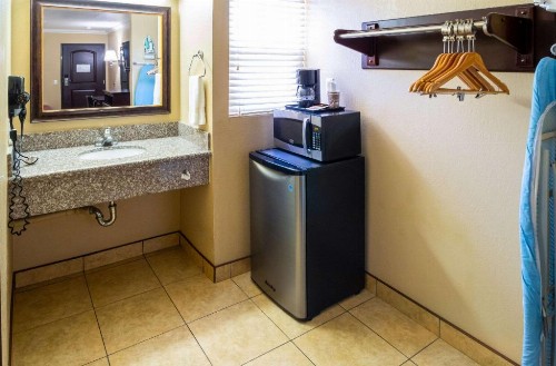 Econo Lodge Inn & Suites Fallbrook Downtown - image 30