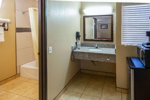 Econo Lodge Inn & Suites Fallbrook Downtown - image 31