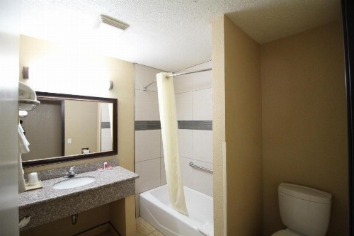 Econo Lodge Inn & Suites Fallbrook Downtown - image 34