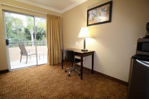 Econo Lodge Inn & Suites Fallbrook Downtown - image 38