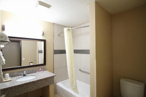 Econo Lodge Inn & Suites Fallbrook Downtown - image 39