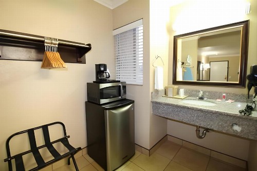 Econo Lodge Inn & Suites Fallbrook Downtown - image 4