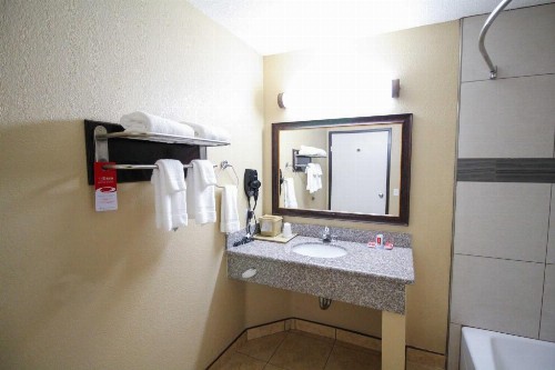 Econo Lodge Inn & Suites Fallbrook Downtown - image 40