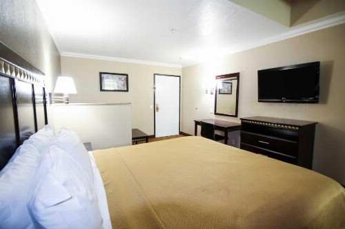 Econo Lodge Inn & Suites Fallbrook Downtown - image 48