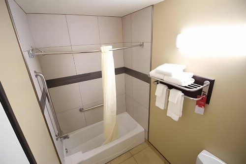 Econo Lodge Inn & Suites Fallbrook Downtown - image 9