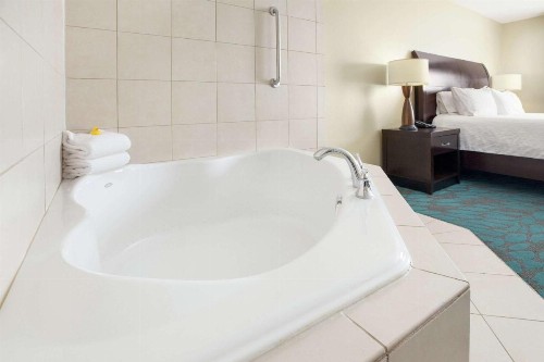 Hilton Garden Inn Fargo - image 50