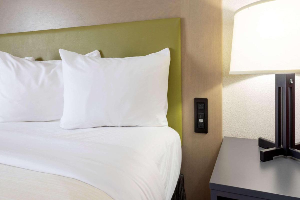 Country Inn & Suites by Radisson Fargo ND - image 5