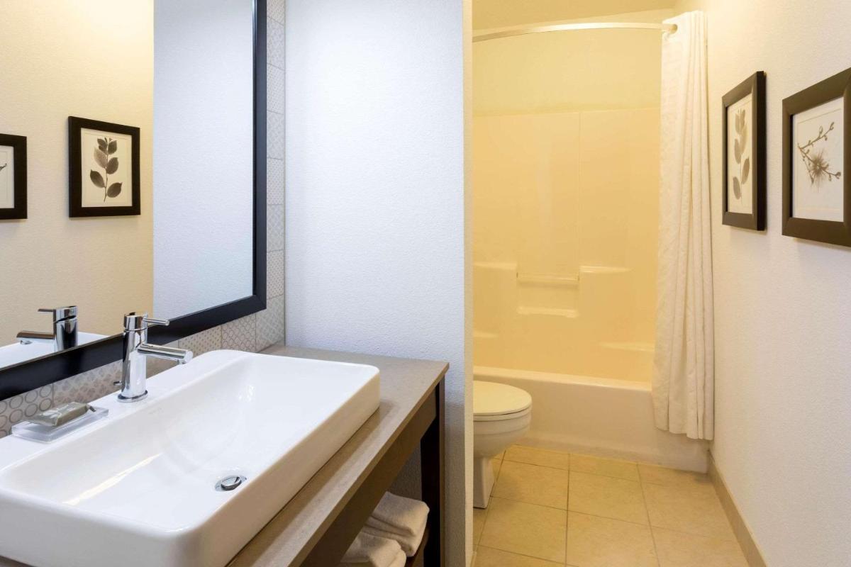 Country Inn & Suites by Radisson Fargo ND - image 7