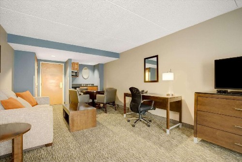 Wingate by Wyndham Fargo - image 9