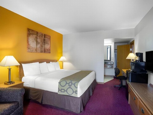 Baymont by Wyndham Fargo - image 5