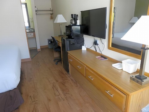 Baymont by Wyndham Fargo - image 9