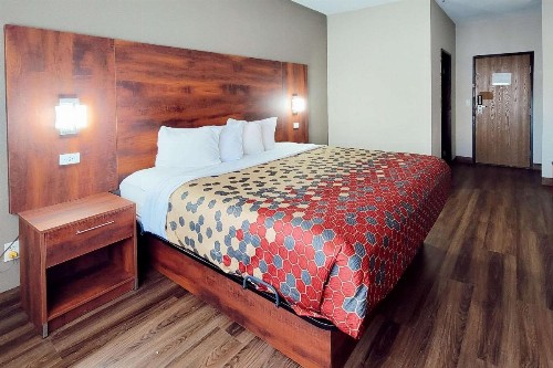 Econo Lodge West I-29 West Acres Mall - image 1