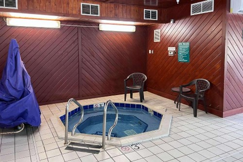 Econo Lodge West I-29 West Acres Mall - image 13
