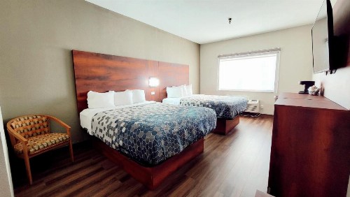 Econo Lodge West I-29 West Acres Mall - image 16