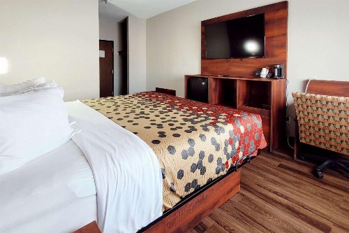 Econo Lodge West I-29 West Acres Mall - image 2