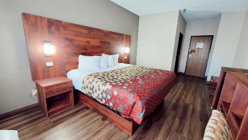 Econo Lodge West I-29 West Acres Mall - image 25