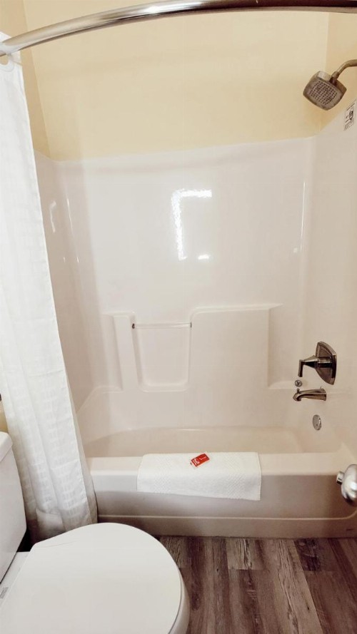 Econo Lodge West I-29 West Acres Mall - image 28