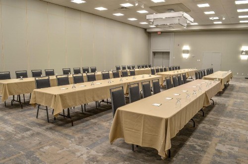 Holiday Inn Fargo an IHG Hotel - image 32