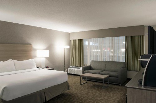 Holiday Inn Fargo an IHG Hotel - image 35