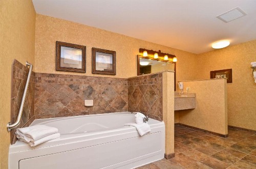 Best Western Plus Kelly Inn and Suites - image 15