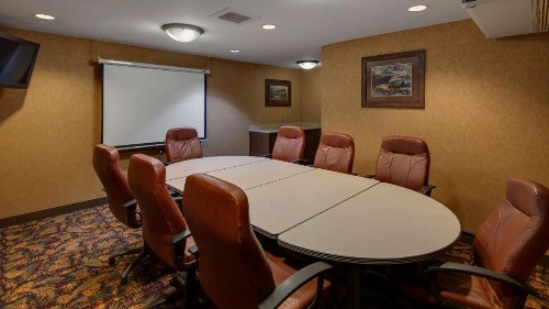Best Western Plus Kelly Inn and Suites - image 25