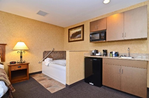 Best Western Plus Kelly Inn and Suites - image 30