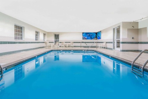 Super 8 by Wyndham Fargo Airport - image 6