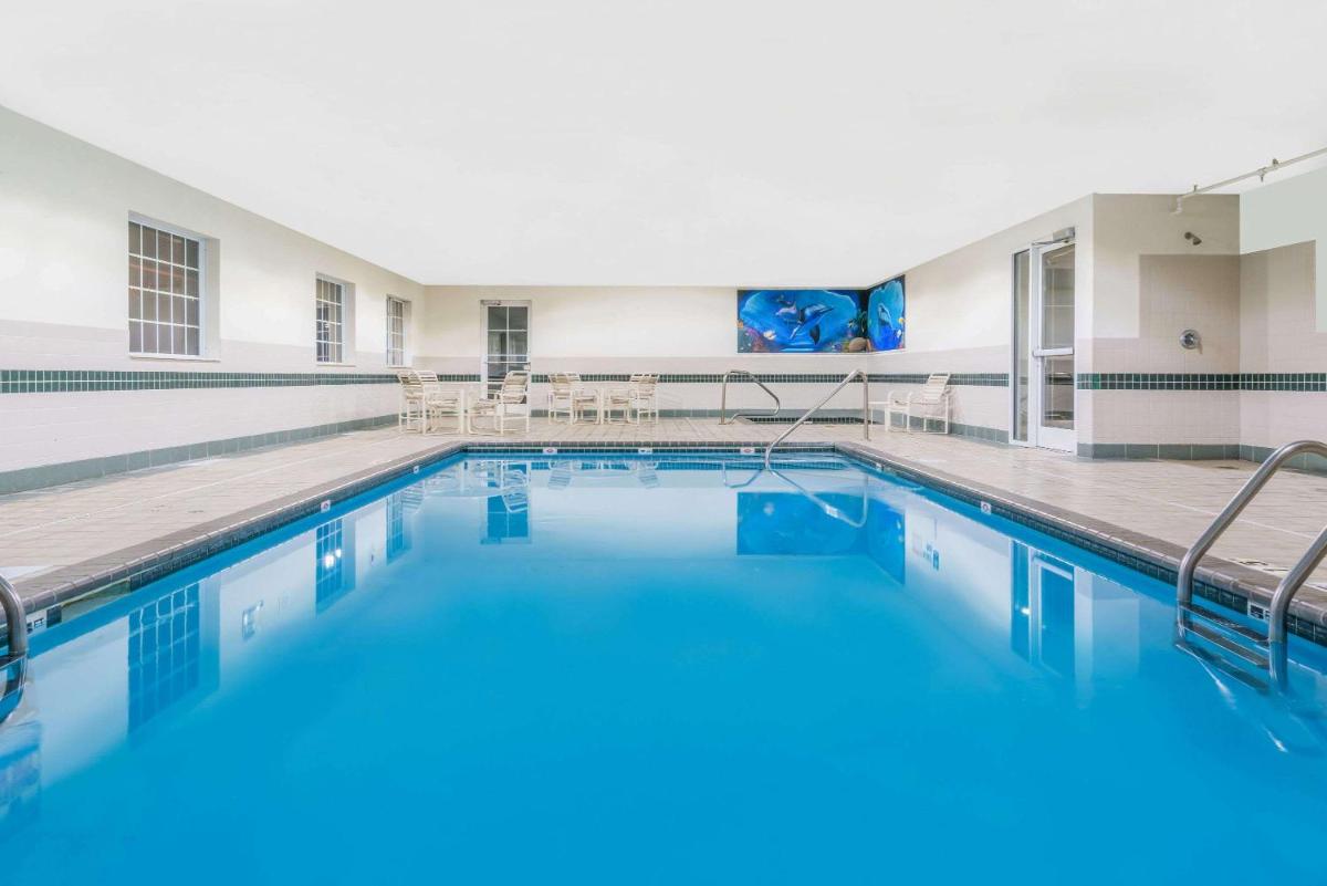 Super 8 by Wyndham Fargo Airport - image 6