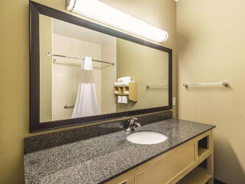 La Quinta Inn & Suites by Wyndham Fargo Medical Center - image 24