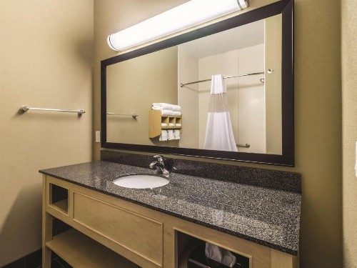 La Quinta Inn & Suites by Wyndham Fargo Medical Center - image 32