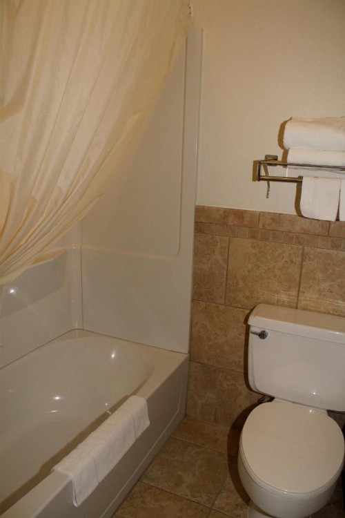 Fargo Inn and Suites - image 13