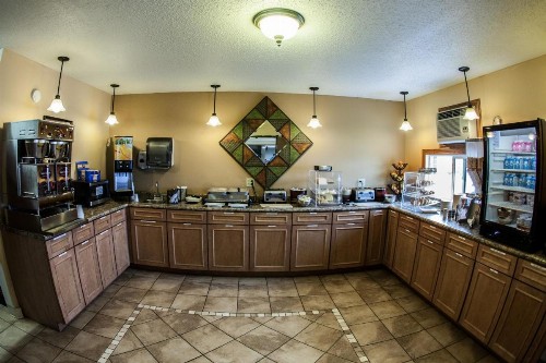 Fargo Inn and Suites - image 15