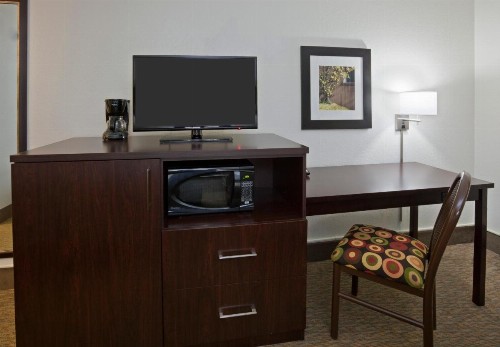 Fargo Inn and Suites - image 17