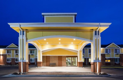 Fargo Inn and Suites - image 2