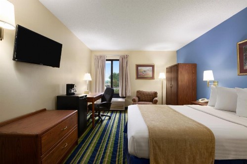 Days Inn by Wyndham Fargo - image 15