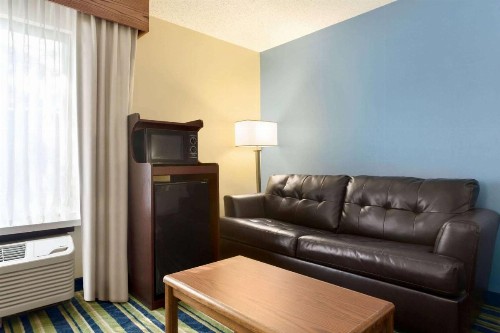 Days Inn by Wyndham Fargo - image 22